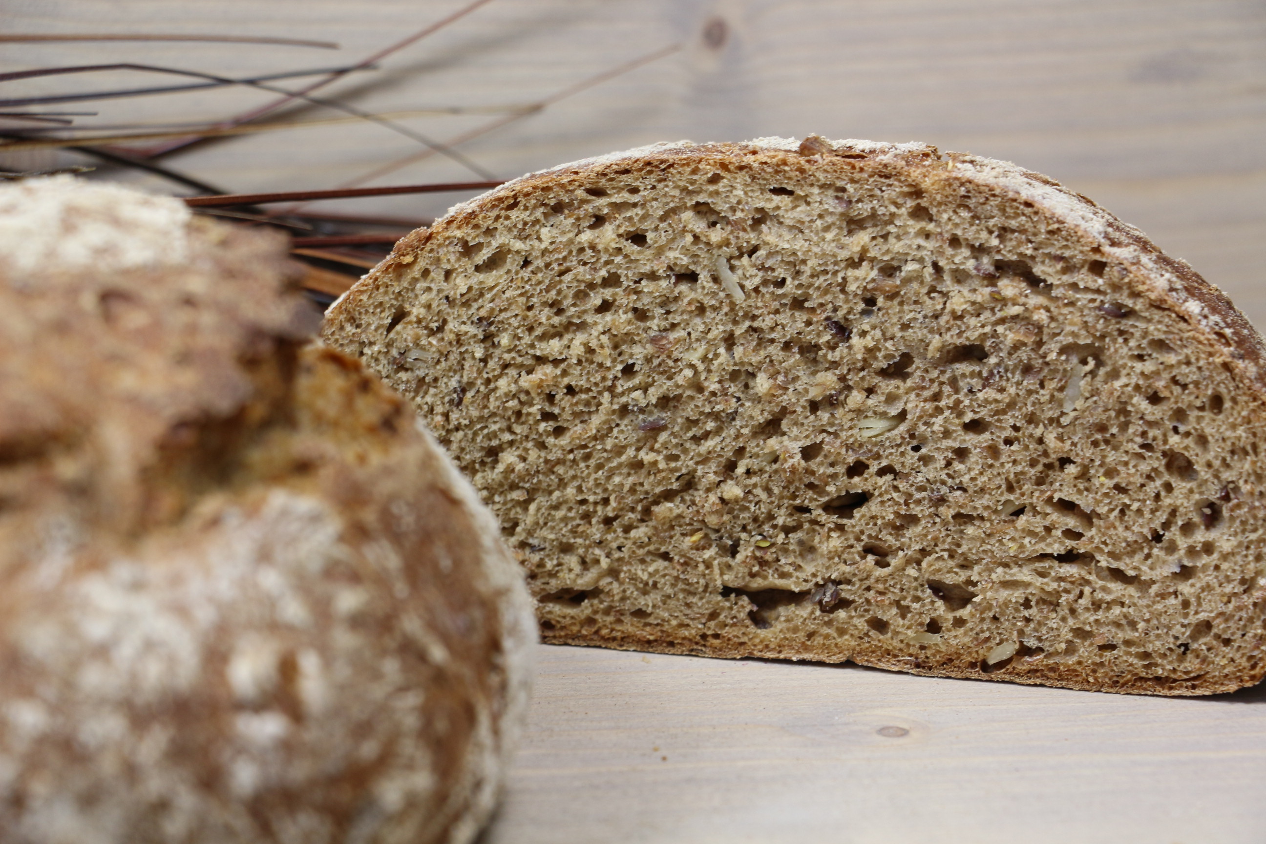 Bio-Holzofenbrot - geschnittener Laib