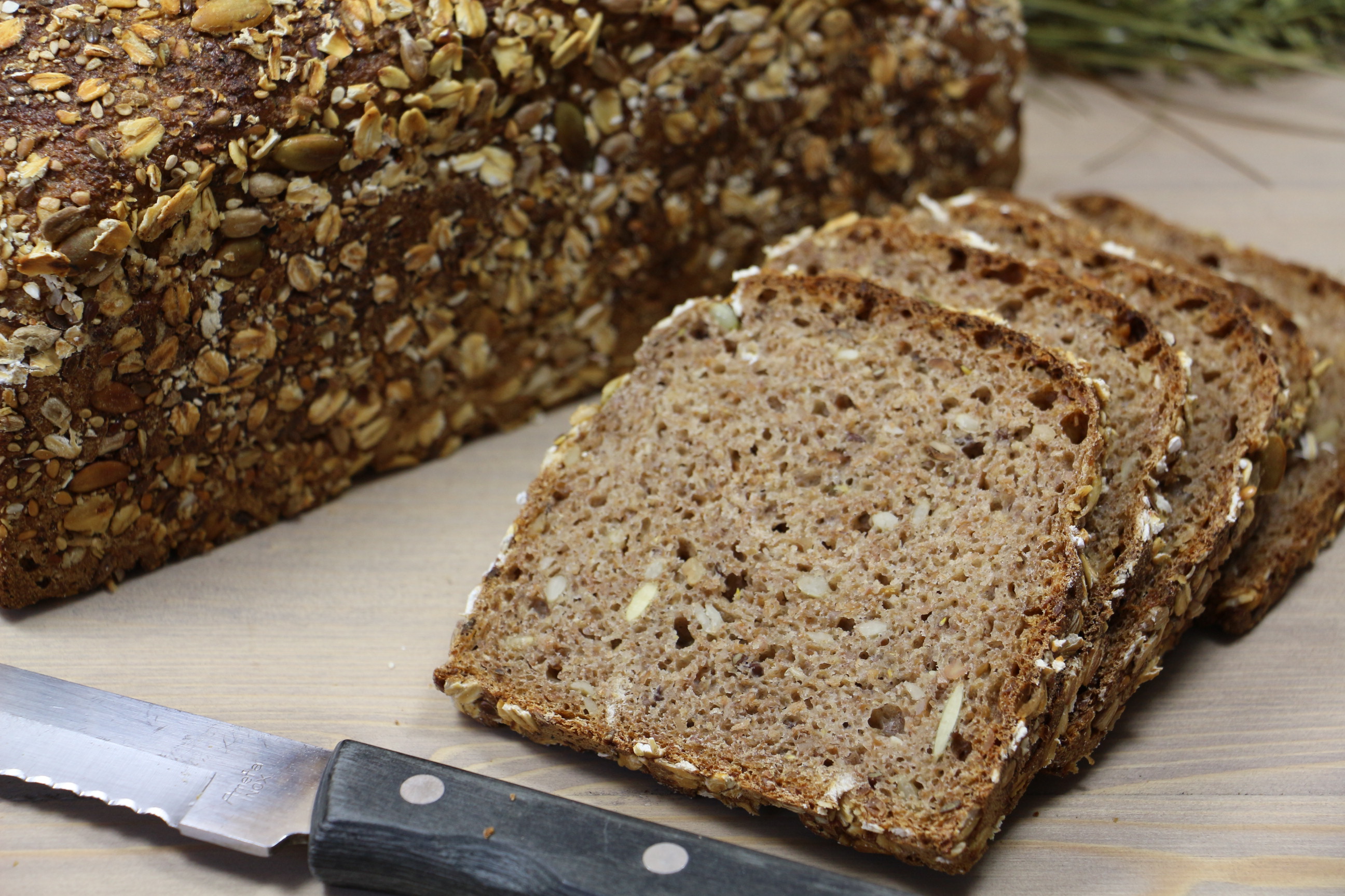 Bio-Sechskornbrot - geschnittener Laib