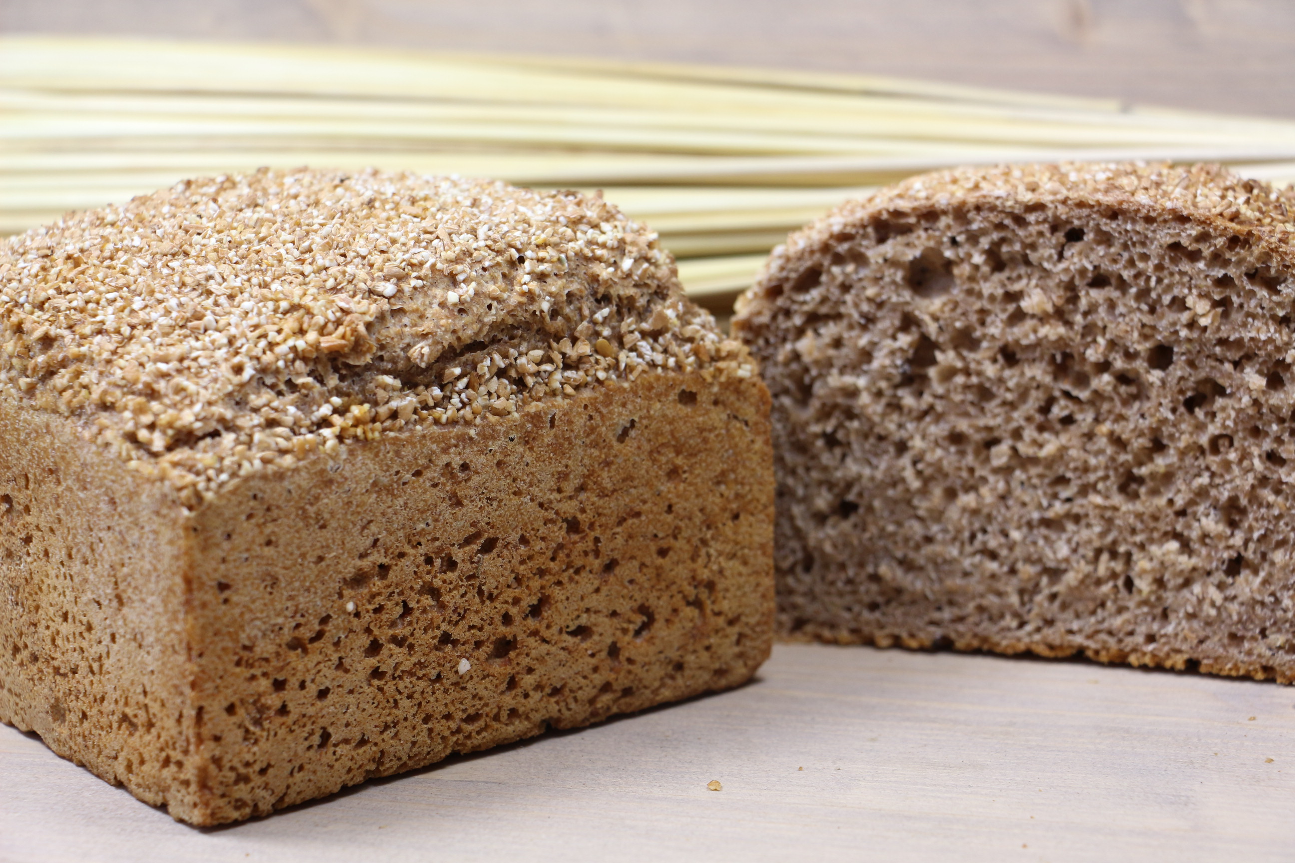 Bio-Dinkelbrot - geschnittener Laib