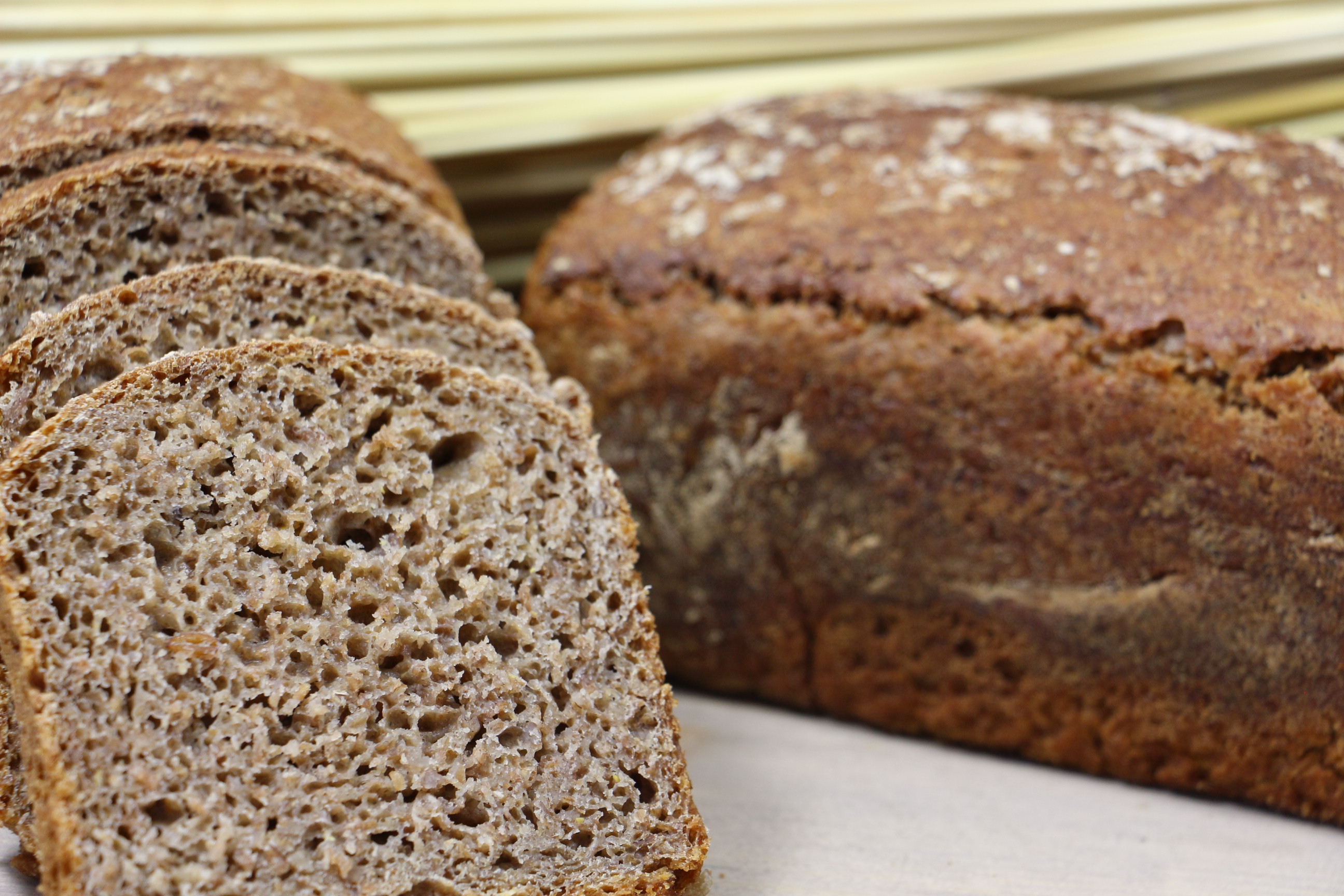 Bio-Roggenbrot - geschnittener Laib