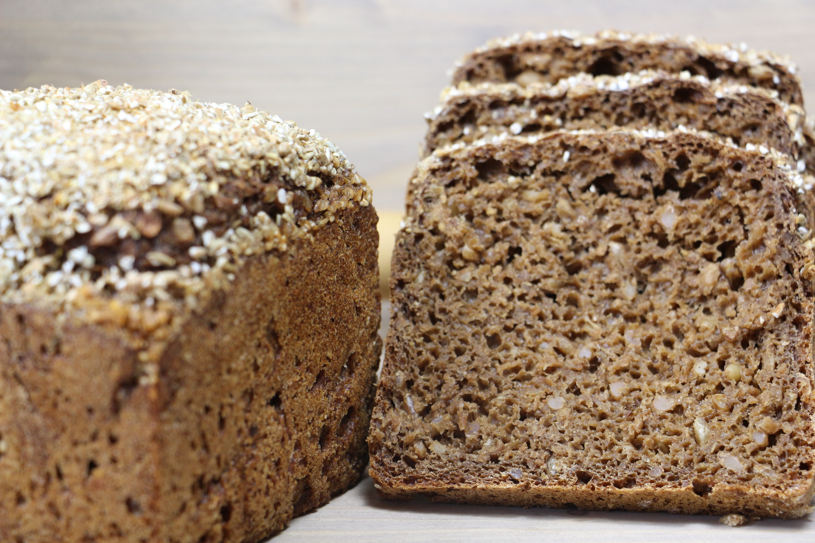 Bio-Rheinisches Schwarzbrot - geschnittener Laib