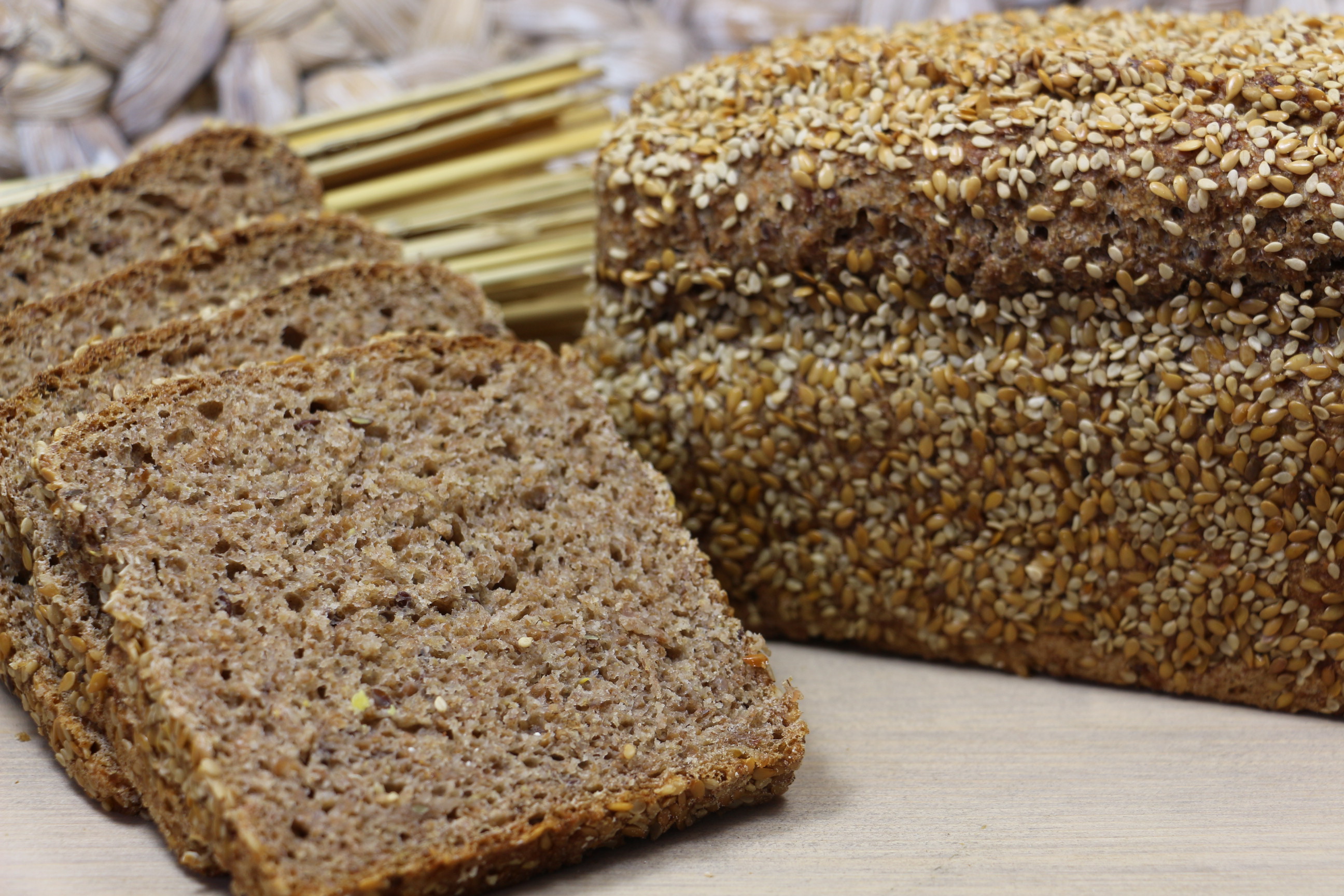 Bio-Leinsamenbrot - geschnittener Laib